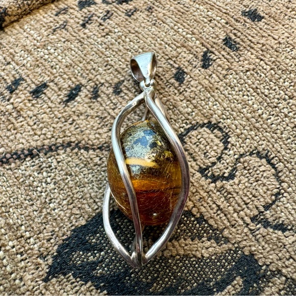 Amber and sterling silver cage pendant. - Picture 4 of 13